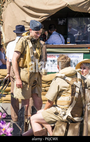 Kidderminster, Großbritannien. Juni 2018. Eine Zeitreise beginnt mit der Severn Valley Railway, als wir die Uhr zurück in die 1940er Jahre drehen. Besucher und Mitarbeiter ziehen alle Register, um sicherzustellen, dass ein realistischer Krieg Großbritannien von allen auf dieser historischen Eisenbahnlinie erlebt wird. Kredit: Lee Hudson/Alamy Live Nachrichten Stockfoto