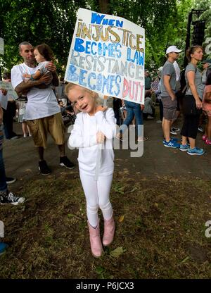 Portland, Oregon, USA. 30. Juni, 2018. Menschen versammeln sich in der Innenstadt von Portland gegen die Politik der Trumpf Verwaltung' 'Null Toleranz'' der Trennung der Kinder von den Eltern, die um Asyl in den Vereinigten Staaten zu demonstrieren. Portland ist eine von Hunderten von Städten acoss der US-Holding Schwester Kundgebungen auf dem Mutterschiff "Familien gehören Zusammen' Treffen in Washington, DC Quelle: Brian Cahn/ZUMA Draht/Alamy leben Nachrichten Stockfoto