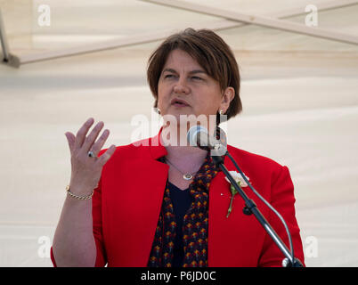 Cowdenbeath, Schottland, Großbritannien. 30 Juni, 2018. Mehr als 4000 Demonstranten nehmen an der jährlichen Schlacht am Boyne Orange Walk in Cowdenbeath, Fife. Der Spaziergang war von DUP-Chef Arlene Foster besucht. Credit: Iain Masterton/Alamy leben Nachrichten Stockfoto