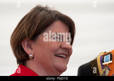 Cowdenbeath, Schottland, Großbritannien. 30 Juni, 2018. Mehr als 4000 Demonstranten nehmen an der jährlichen Schlacht am Boyne Orange Walk in Cowdenbeath, Fife. Der Spaziergang war von DUP-Chef Arlene Foster besucht. Credit: Iain Masterton/Alamy leben Nachrichten Stockfoto