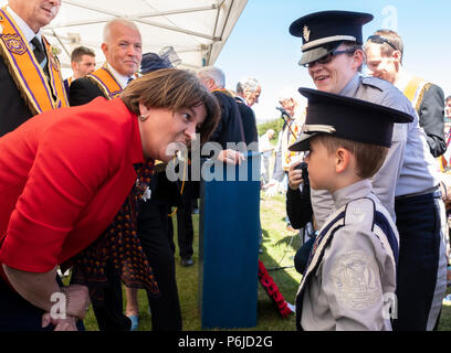 Cowdenbeath, Schottland, Großbritannien. 30 Juni, 2018. Mehr als 4000 Demonstranten nehmen an der jährlichen Schlacht am Boyne Orange Walk in Cowdenbeath, Fife. Der Spaziergang war von DUP-Chef Arlene Foster besucht. Credit: Iain Masterton/Alamy leben Nachrichten Stockfoto