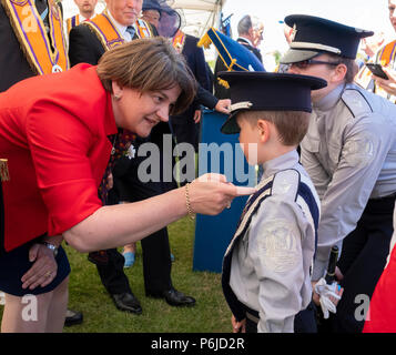 Cowdenbeath, Schottland, Großbritannien. 30 Juni, 2018. Mehr als 4000 Demonstranten nehmen an der jährlichen Schlacht am Boyne Orange Walk in Cowdenbeath, Fife. Der Spaziergang war von DUP-Chef Arlene Foster besucht. Credit: Iain Masterton/Alamy leben Nachrichten Stockfoto