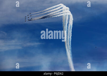 Swansea, Großbritannien. 30 Jun, 2018. Die RAF Red Arrows im Wales Airshow 2018 in Swansea Bay, South Wales am Samstag, den 30. Juni 2018. pic von Andrew Obstgarten/Alamy leben Nachrichten Stockfoto