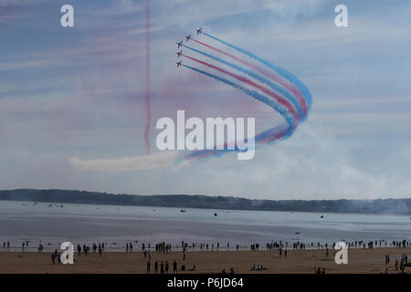 Swansea, Großbritannien. 30 Jun, 2018. Die RAF Red Arrows im Wales Airshow 2018 in Swansea Bay, South Wales am Samstag, den 30. Juni 2018. pic von Andrew Obstgarten/Alamy leben Nachrichten Stockfoto