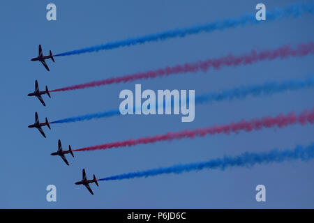 Swansea, Großbritannien. 30 Jun, 2018. Die RAF Red Arrows im Wales Airshow 2018 in Swansea Bay, South Wales am Samstag, den 30. Juni 2018. pic von Andrew Obstgarten/Alamy leben Nachrichten Stockfoto