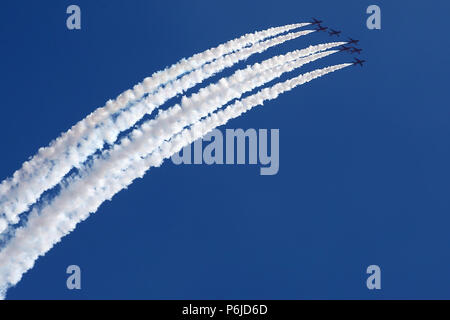 Swansea, Großbritannien. 30 Jun, 2018. Die RAF Red Arrows im Wales Airshow 2018 in Swansea Bay, South Wales am Samstag, den 30. Juni 2018. pic von Andrew Obstgarten/Alamy leben Nachrichten Stockfoto