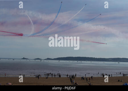 Swansea, Großbritannien. 30 Jun, 2018. Die RAF Red Arrows im Wales Airshow 2018 in Swansea Bay, South Wales am Samstag, den 30. Juni 2018. pic von Andrew Obstgarten/Alamy leben Nachrichten Stockfoto