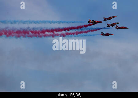 Swansea, Großbritannien. 30 Jun, 2018. Die RAF Red Arrows im Wales Airshow 2018 in Swansea Bay, South Wales am Samstag, den 30. Juni 2018. pic von Andrew Obstgarten/Alamy leben Nachrichten Stockfoto