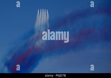 Swansea, Großbritannien. 30 Jun, 2018. Die RAF Red Arrows im Wales Airshow 2018 in Swansea Bay, South Wales am Samstag, den 30. Juni 2018. pic von Andrew Obstgarten/Alamy leben Nachrichten Stockfoto