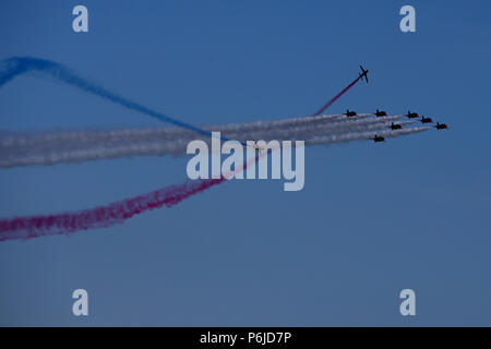 Swansea, Großbritannien. 30 Jun, 2018. Die RAF Red Arrows im Wales Airshow 2018 in Swansea Bay, South Wales am Samstag, den 30. Juni 2018. pic von Andrew Obstgarten/Alamy leben Nachrichten Stockfoto