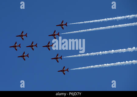 Swansea, Großbritannien. 30 Jun, 2018. Die RAF Red Arrows im Wales Airshow 2018 in Swansea Bay, South Wales am Samstag, den 30. Juni 2018. pic von Andrew Obstgarten/Alamy leben Nachrichten Stockfoto