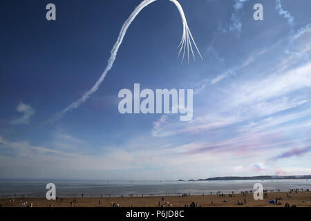 Swansea, Großbritannien. 30 Jun, 2018. Die RAF Red Arrows im Wales Airshow 2018 in Swansea Bay, South Wales am Samstag, den 30. Juni 2018. pic von Andrew Obstgarten/Alamy leben Nachrichten Stockfoto