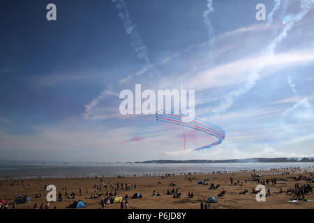 Swansea, Großbritannien. 30 Jun, 2018. Die RAF Red Arrows im Wales Airshow 2018 in Swansea Bay, South Wales am Samstag, den 30. Juni 2018. pic von Andrew Obstgarten/Alamy leben Nachrichten Stockfoto