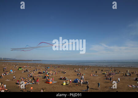 Swansea, Großbritannien. 30 Jun, 2018. Die RAF Red Arrows im Wales Airshow 2018 in Swansea Bay, South Wales am Samstag, den 30. Juni 2018. pic von Andrew Obstgarten/Alamy leben Nachrichten Stockfoto