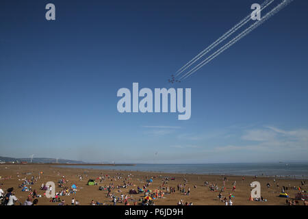 Swansea, Großbritannien. 30 Jun, 2018. Die RAF Red Arrows im Wales Airshow 2018 in Swansea Bay, South Wales am Samstag, den 30. Juni 2018. pic von Andrew Obstgarten/Alamy leben Nachrichten Stockfoto