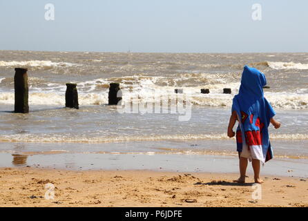 Frinton-on-Sea, Essex. 30 Jun, 2018. UK Wetter: Die britische Hitzewelle weiter und bringt die Besucher des traditionellen Badeort Frinton-on-Sea, Essex am Samstag 30.Juni 2018 Foto von Keith Mayhew Credit: KEITH MAYHEW/Alamy leben Nachrichten Stockfoto