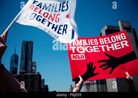 New York, USA. 30. Juni, 2018. Die Demonstranten halten Plakate während der 'Familien gehören Zusammen' Rally in New York, USA, am 30. Juni 2018. Zehntausende Amerikaner marschierten und sammelte über den Vereinigten Staaten zu der Trumpf Administration "Null Toleranz" Einwanderungspolitik, die sich in über 2.000 Kinder von ihren Familien, die die Grenze illegal überqueren getrennt protestieren. Credit: Li Muzi/Xinhua/Alamy leben Nachrichten Stockfoto