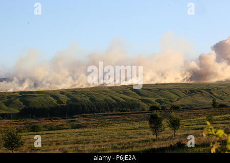 Bolton, Großbritannien. 30 Jun, 2018. Eine Flamme auf Winter Hill hat ein Major Incident erklärt worden und kann für Tage brennen. Rauch vom Feuer kann für Meilen gesehen werden. Winter Hill, Bolton, 30 Juni, 2018 (C) Barbara Cook/Alamy Live News Credit: Barbara Koch/Alamy leben Nachrichten Stockfoto