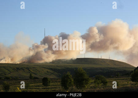 Bolton, Großbritannien. 30 Jun, 2018. Eine Flamme auf Winter Hill hat ein Major Incident erklärt worden und kann für Tage brennen. Rauch vom Feuer kann für Meilen gesehen werden. Winter Hill, Bolton, 30 Juni, 2018 (C) Barbara Cook/Alamy Live News Credit: Barbara Koch/Alamy leben Nachrichten Stockfoto