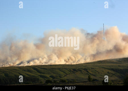 Bolton, Großbritannien. 30 Jun, 2018. Eine Flamme auf Winter Hill hat ein Major Incident erklärt worden und kann für Tage brennen. Rauch vom Feuer kann für Meilen gesehen werden. Winter Hill, Bolton, 30 Juni, 2018 (C) Barbara Cook/Alamy Live News Credit: Barbara Koch/Alamy leben Nachrichten Stockfoto