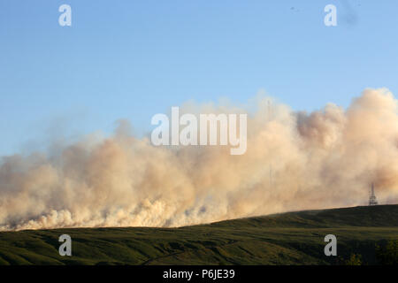 Bolton, Großbritannien. 30 Jun, 2018. Eine Flamme auf Winter Hill hat ein Major Incident erklärt worden und kann für Tage brennen. Rauch vom Feuer kann für Meilen gesehen werden. Winter Hill, Bolton, 30 Juni, 2018 (C) Barbara Cook/Alamy Live News Credit: Barbara Koch/Alamy leben Nachrichten Stockfoto