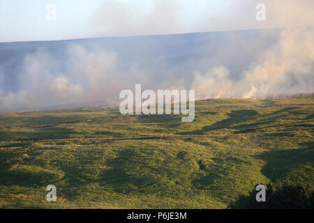 Bolton, Großbritannien. 30 Jun, 2018. Eine Flamme auf Winter Hill hat ein Major Incident erklärt worden und kann für Tage brennen. Rauch vom Feuer kann für Meilen gesehen werden. Winter Hill, Bolton, 30 Juni, 2018 (C) Barbara Cook/Alamy Live News Credit: Barbara Koch/Alamy leben Nachrichten Stockfoto