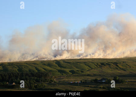 Bolton, Großbritannien. 30 Jun, 2018. Eine Flamme auf Winter Hill hat ein Major Incident erklärt worden und kann für Tage brennen. Rauch vom Feuer kann für Meilen gesehen werden. Winter Hill, Bolton, 30 Juni, 2018 (C) Barbara Cook/Alamy Live News Credit: Barbara Koch/Alamy leben Nachrichten Stockfoto