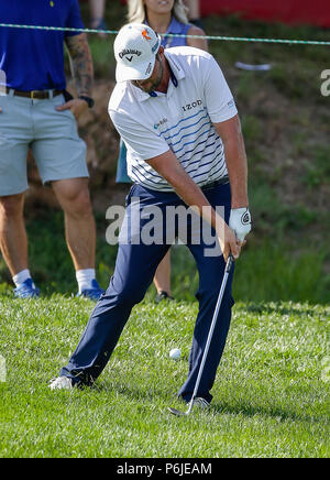 Potomac, MD, USA. 30. Juni, 2018. Marc Leishman Chips auf dem 16 Grün während der dritten Runde der Quicken Loans Nationalen an TPC Potomac in Potomac, MD. Justin Cooper/CSM/Alamy leben Nachrichten Stockfoto