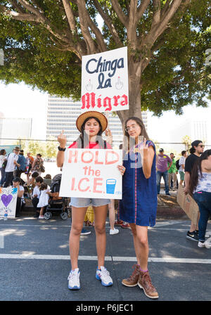 Los Angeles, USA. 30 Jun, 2018. Demonstranten mit Zeichen in 'Familien' Kundgebung in der Innenstadt von Los Angeles, Kalifornien am 30. Juni 2018 halten. Quelle: Jim Newberry/Alamy leben Nachrichten Stockfoto