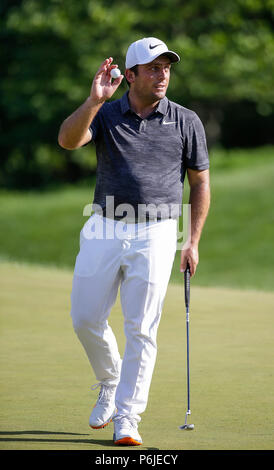 Potomac, MD, USA. 30. Juni, 2018. Francesco Molinari Wellen zu der Menge nach der dritten Runde der Quicken Loans Nationalen an TPC Potomac in Potomac, MD. Justin Cooper/CSM/Alamy leben Nachrichten Stockfoto