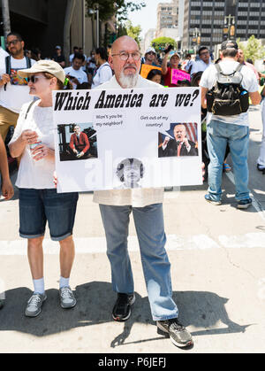Los Angeles, USA. 30 Jun, 2018. Demonstranten mit Zeichen in 'Familien' Kundgebung in der Innenstadt von Los Angeles, Kalifornien am 30. Juni 2018 halten. Quelle: Jim Newberry/Alamy leben Nachrichten Stockfoto