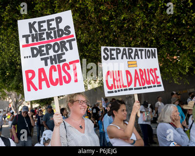 Los Angeles, USA. 30 Jun, 2018. Demonstranten mit Zeichen in 'Familien' Kundgebung in der Innenstadt von Los Angeles, Kalifornien am 30. Juni 2018 halten. Quelle: Jim Newberry/Alamy leben Nachrichten Stockfoto