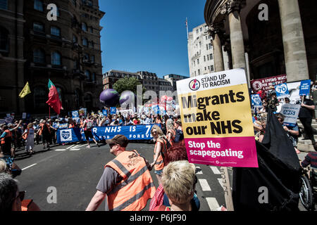 London, London, Großbritannien. 30. Juni, 2018. Menschen mit einem Banner in Richtung Whitehall marschieren. Zehntausende von Menschen marschierten während der heissen Samstag Wetter durch London zu Feiern über dem britischen National Health Service (NHS), vor seinem 70. Geburtstag nächste Woche und zu demonstrieren. Credit: Brais G. Rouco/SOPA Images/ZUMA Draht/Alamy leben Nachrichten Stockfoto