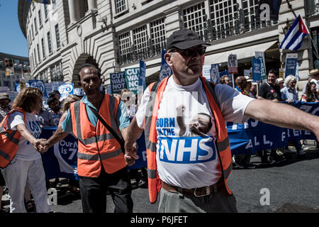 London, London, Großbritannien. 30. Juni, 2018. Mitglieder der März Organisation halten sich an den Händen. Zehntausende von Menschen marschierten während der heissen Samstag Wetter durch London zu Feiern über dem britischen National Health Service (NHS), vor seinem 70. Geburtstag nächste Woche und zu demonstrieren. Credit: Brais G. Rouco/SOPA Images/ZUMA Draht/Alamy leben Nachrichten Stockfoto