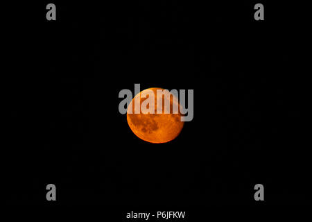 Huddersfield, West Yorkshire, UK. 30. Juni 2018, Orange Super Mond abnehmender Gibbous Phase in Huddersfield West Yorkshire Credit: Aktuelles Bilder/Alamy leben Nachrichten Stockfoto