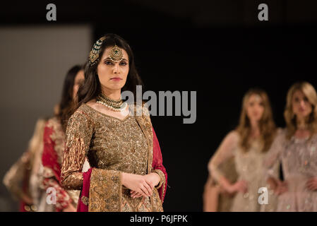 London, UK, 30. Juni 2018. Die offizielle Eröffnung catwalk von Pakistan Fashion Week. Designer präsentieren Chirawan Lewis, Maheen Khan, Aisha Imran, Faika Karim, Bushra Wahid, Sadaf Amir, komal Nasir, Laeeq Akber, Shazia KItani und Uzma Babar enthalten. Stockfoto