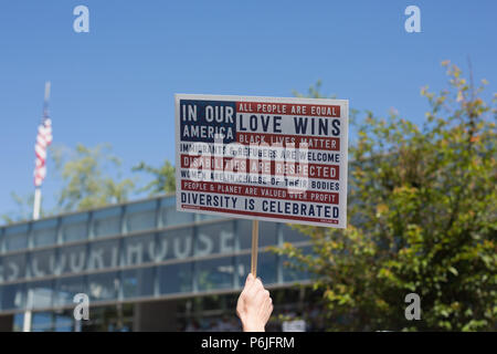 Eugene, Oregon, USA. 30. Juni, 2018. Bürger Rallye die Trennung der Kinder mit Migrationshintergrund von ihren Eltern beim Grenzübertritt in die Vereinigten Staaten zu protestieren. Copyright: Gina Kelly/Alamy leben Nachrichten Stockfoto