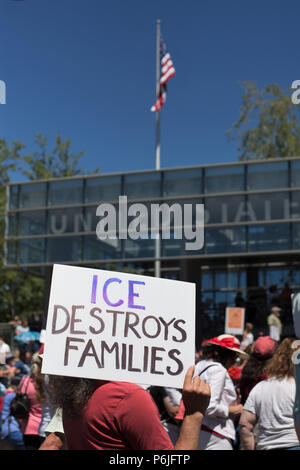 Eugene, Oregon, USA. 30. Juni, 2018. Bürger Rallye die Trennung der Kinder mit Migrationshintergrund von ihren Eltern beim Grenzübertritt in die Vereinigten Staaten zu protestieren. Copyright: Gina Kelly/Alamy leben Nachrichten Stockfoto