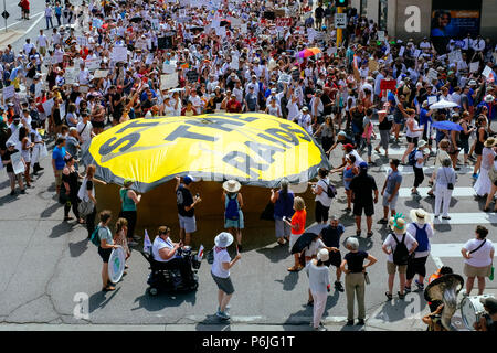 Minneapolis, USA. 30 Jun, 2018. Tausende trafen an der Minneapolis Convention Center im Protest der Präsident Donald Trump Trennung von Familien Einwanderungspolitik bis März. Credit: Theresa Scarbrough/Alamy leben Nachrichten Stockfoto