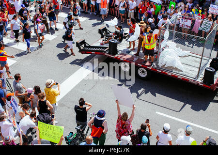 Minneapolis, USA. 30 Jun, 2018. Tausende trafen an der Minneapolis Convention Center im Protest der Präsident Donald Trump Trennung von Familien Einwanderungspolitik bis März. Credit: Theresa Scarbrough/Alamy leben Nachrichten Stockfoto