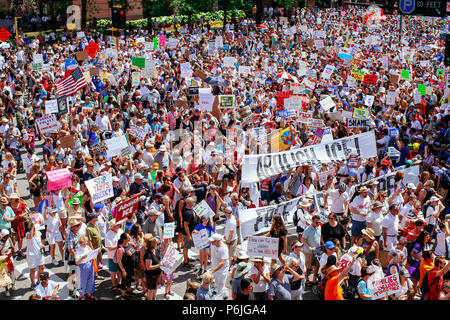 Minneapolis, USA. 30 Jun, 2018. Tausende trafen an der Minneapolis Convention Center im Protest der Präsident Donald Trump Trennung von Familien Einwanderungspolitik bis März. Credit: Theresa Scarbrough/Alamy leben Nachrichten Stockfoto