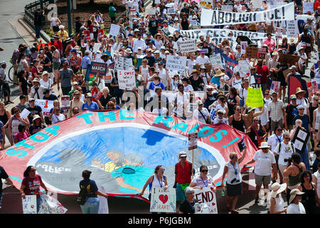 Minneapolis, USA. 30 Jun, 2018. Tausende trafen an der Minneapolis Convention Center im Protest der Präsident Donald Trump Trennung von Familien Einwanderungspolitik bis März. Credit: Theresa Scarbrough/Alamy leben Nachrichten Stockfoto