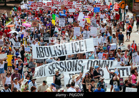 Minneapolis, USA. 30 Jun, 2018. Tausende trafen an der Minneapolis Convention Center im Protest der Präsident Donald Trump Trennung von Familien Einwanderungspolitik bis März. Credit: Theresa Scarbrough/Alamy leben Nachrichten Stockfoto