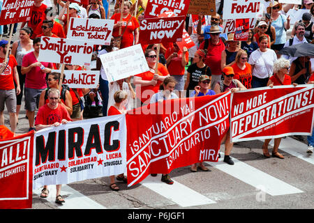 Minneapolis, USA. 30 Jun, 2018. Tausende trafen an der Minneapolis Convention Center im Protest der Präsident Donald Trump Trennung von Familien Einwanderungspolitik bis März. Credit: Theresa Scarbrough/Alamy leben Nachrichten Stockfoto