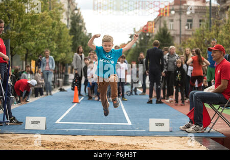 Vilnius, Litauen. 30. Juni, 2018. Ein Junge konkurriert beim Dreisprung bei springen Vilnius 2018 in Vilnius, Litauen statt, am 30. Juni 2018. Credit: alfredas Pliadis/Xinhua/Alamy leben Nachrichten Stockfoto