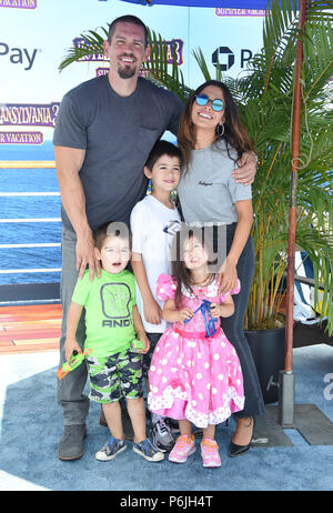 Westwood, Kalifornien, USA. 30. Juni, 2018. Steve Howey, Sarah Shahi, William Wolf Howey, Violett Howey und Knox Howey kommt für das "Hotel Transylvania 3: Sommer Urlaub" Weltpremiere auf dem Dorf Theater. Credit: Lisa O'Connor/ZUMA Draht/Alamy leben Nachrichten Stockfoto