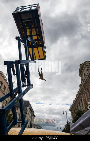 Vilnius, Litauen. 30. Juni, 2018. Ein Mann springt aus der Höhe von 10 Metern zu einem riesigen aufblasbaren Kissen während springen Vilnius 2018 in Vilnius, Litauen statt, am 30. Juni 2018. Credit: alfredas Pliadis/Xinhua/Alamy leben Nachrichten Stockfoto