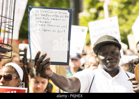 Atlanta, GA, USA. 29 Juni, 2018. Tausende Menschen versammelten sich vor dem Atlanta Detention Center für den ''Familien gehören Togather '' März vor dem Füllen die Straßen und zu Fuß zu den Richard Russell eidg. Gebäude. Der März ist eine Reaktion auf die Politik der Trumpf administration Einwanderer und Kinder von ihren Eltern zu inhaftieren. Quelle: Steve Eberhardt/ZUMA Draht/Alamy leben Nachrichten Stockfoto