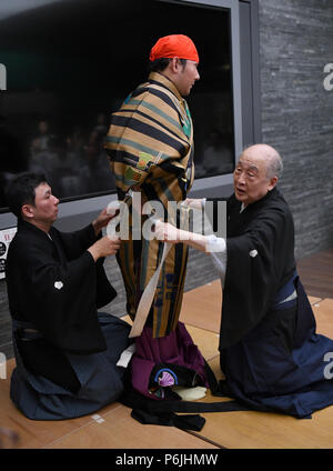 Tokio, Japan. 29 Juni, 2018. Tojiro Yamamoto 4. zeigt, Kyogen Leistung für eine Gruppe von rund 80 engagierten Studenten, in Nachfolge der traditionellen japanischen Kultur, die darauf abzielt, in Tokyos Kokugakuin Universität am Freitag, 29. Juni 2018. Die 81-jährige Leben National Treasure National Treasure grade Masken und eine Sammlung von Kleidung aus seinem eigenen Besitz in Kyogen verwendet wird, eine Form der traditionellen japanischen Comic Theater nach Japan um das 8 Jahrhundert gebracht. Credit: Natsuki Sakai/LBA/Alamy leben Nachrichten Stockfoto