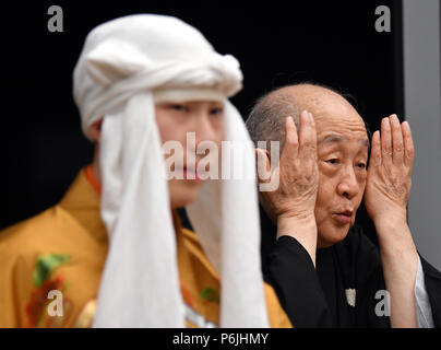 Tokio, Japan. 29 Juni, 2018. Tojiro Yamamoto 4. zeigt, Kyogen Leistung für eine Gruppe von rund 80 engagierten Studenten, in Nachfolge der traditionellen japanischen Kultur, die darauf abzielt, in Tokyos Kokugakuin Universität am Freitag, 29. Juni 2018. Die 81-jährige Leben National Treasure National Treasure grade Masken und eine Sammlung von Kleidung aus seinem eigenen Besitz in Kyogen verwendet wird, eine Form der traditionellen japanischen Comic Theater nach Japan um das 8 Jahrhundert gebracht. Credit: Natsuki Sakai/LBA/Alamy leben Nachrichten Stockfoto